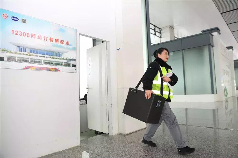 2019春运镜头：与“高铁”赛跑的外卖员（图）
