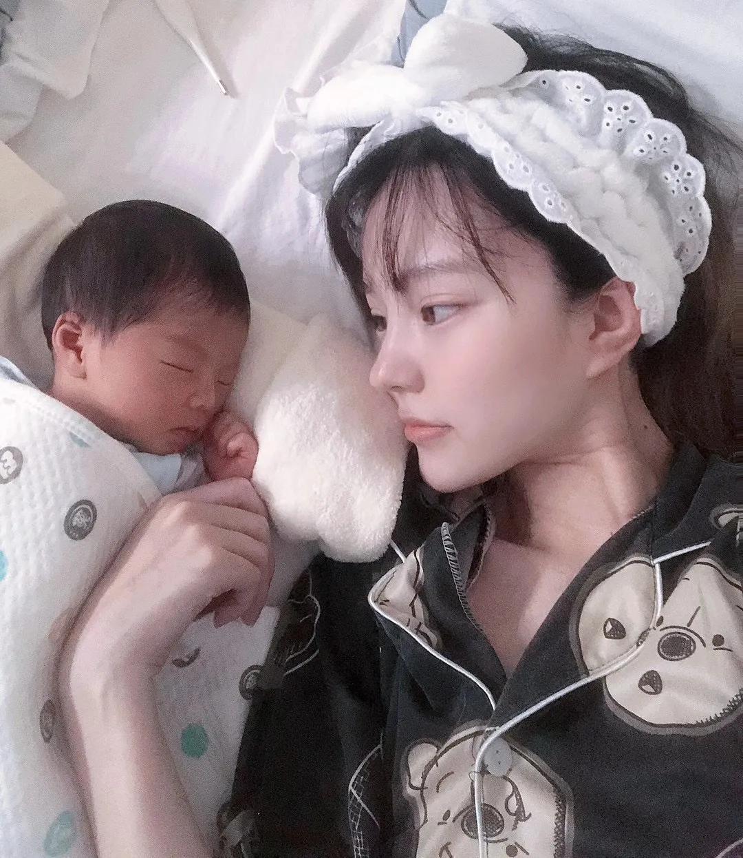 3个月宝宝睡觉落地醒怎么办,婴儿落地醒一放下就醒怎么改善