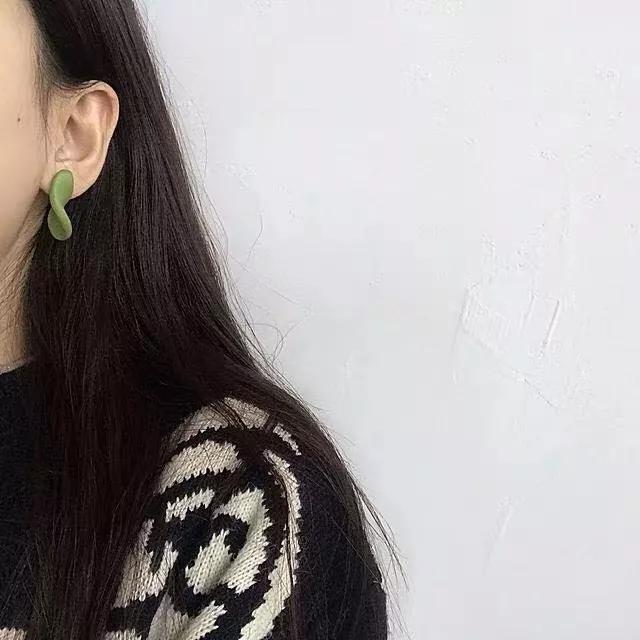 牛油果绿流行,牛油果绿跳色搭配款式