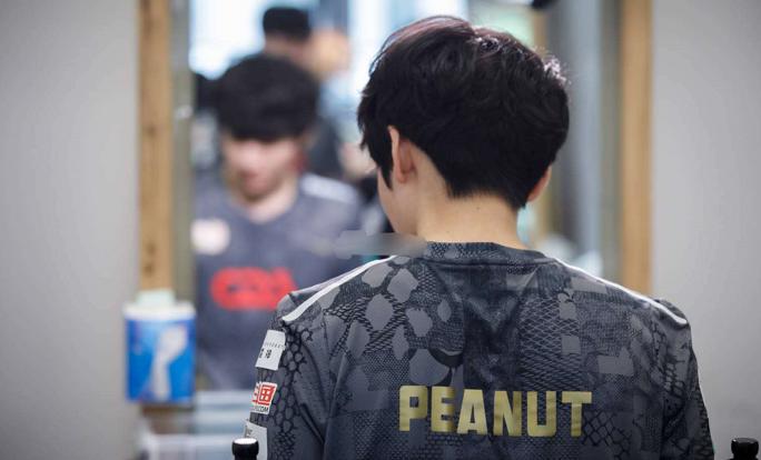 解说质疑小花生“罚站送头”操作,回看3次后感叹:这波没法洗