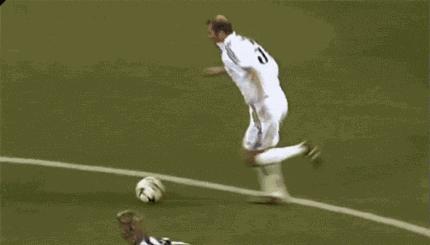 足球转身踢球训练方法,足球拉球转身过人教学