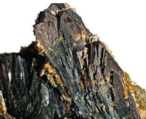 他囤积大量尿液，想要提取黄金，却意外发现这种元素，改变了世界