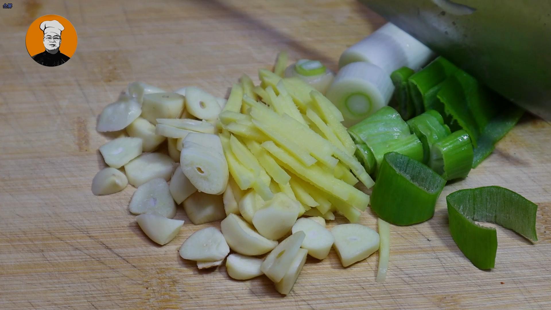 辣椒油想要好吃可不是直接泼油,做辣椒油切记不要直接泼油