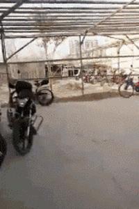 搞笑GIF开心一刻:这才是真正的踢足球,不赢都没道理