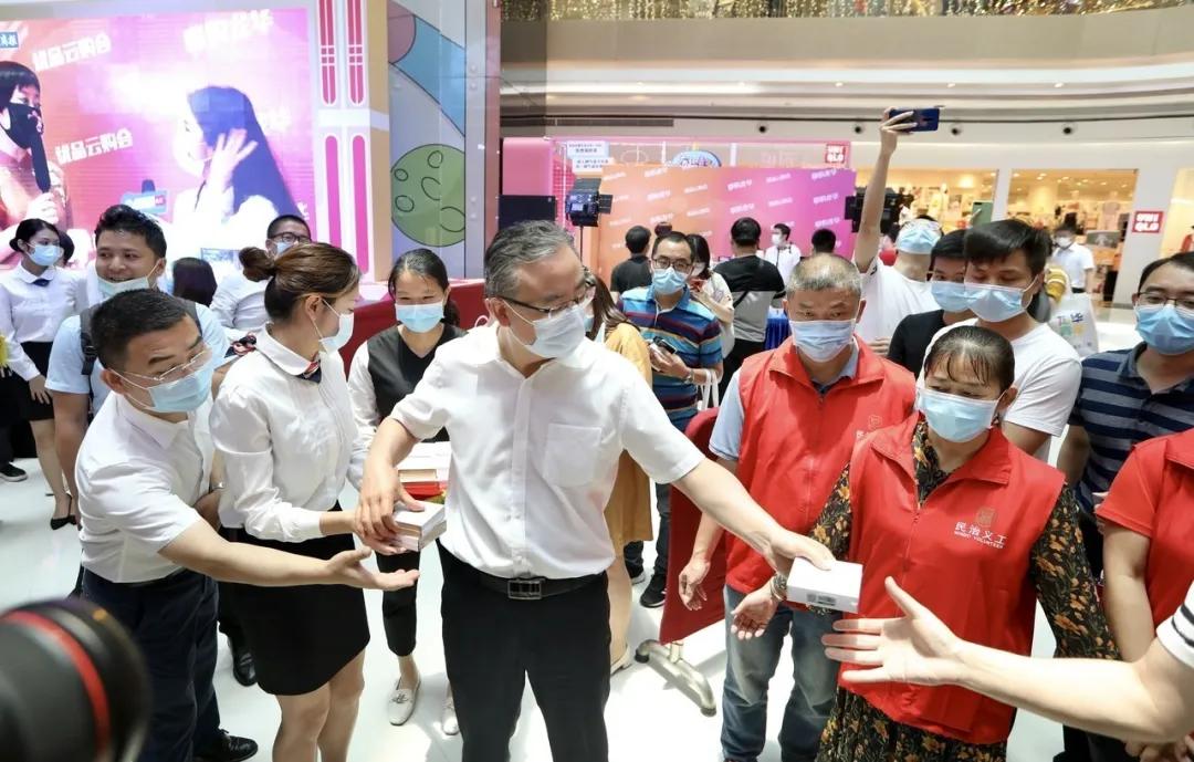 龙华区领导和知名主播亮相直播间,为龙华产品打CALL带货!网友:过瘾