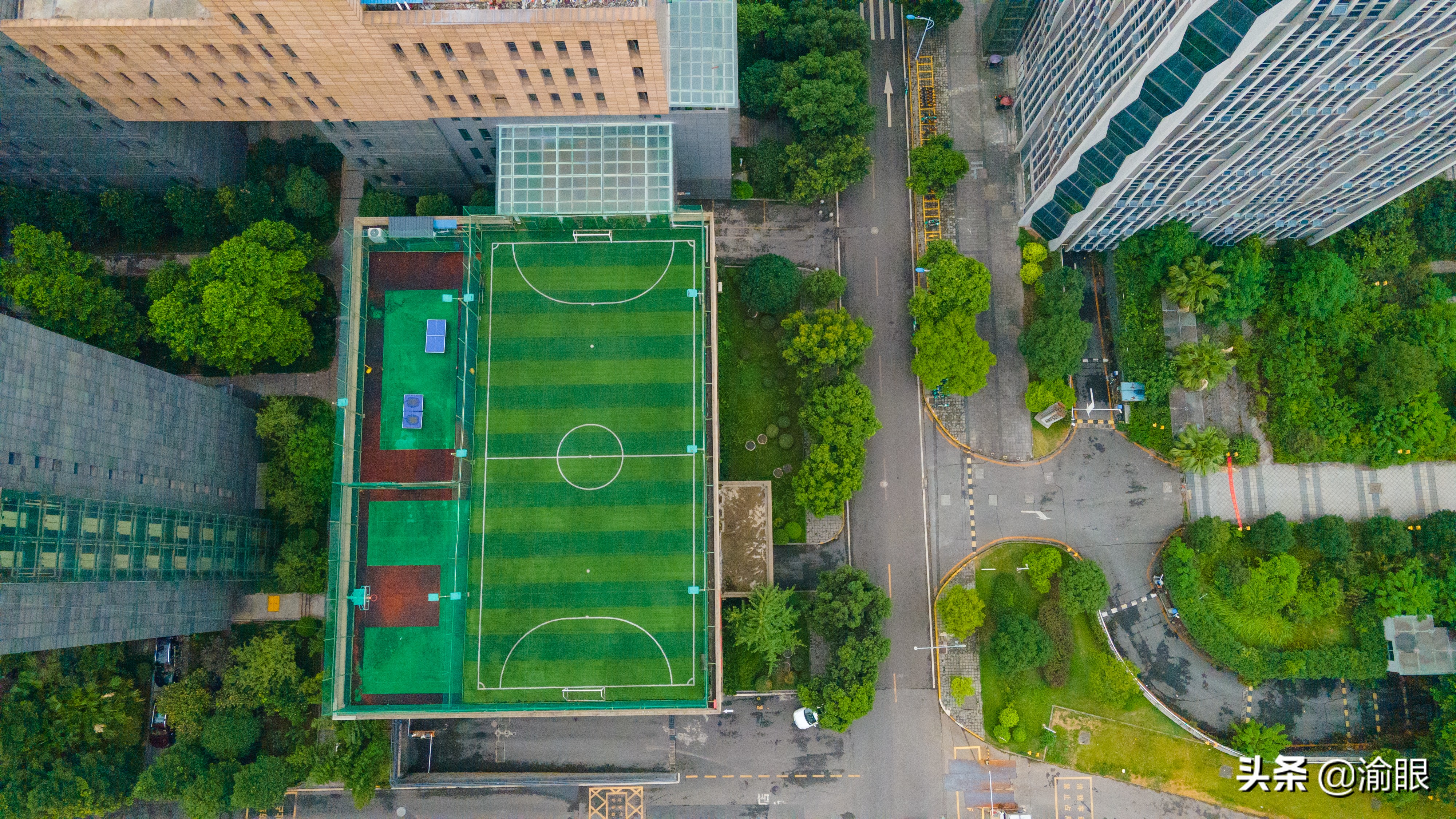 重庆空中足球场建设,重庆建2万平空中足球场