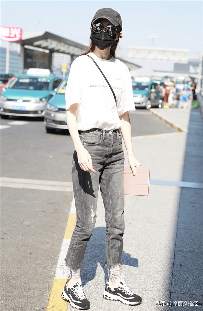 白色t恤不费力气的穿搭,白色t恤不显黑