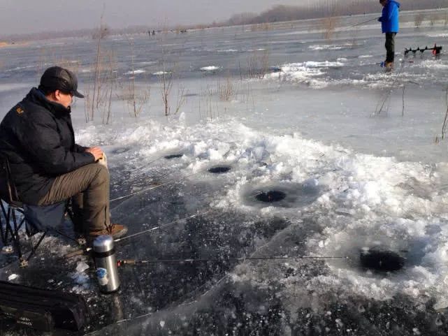 冬季冰钓钓深还是钓浅,冬季冰钓如何找鱼窝