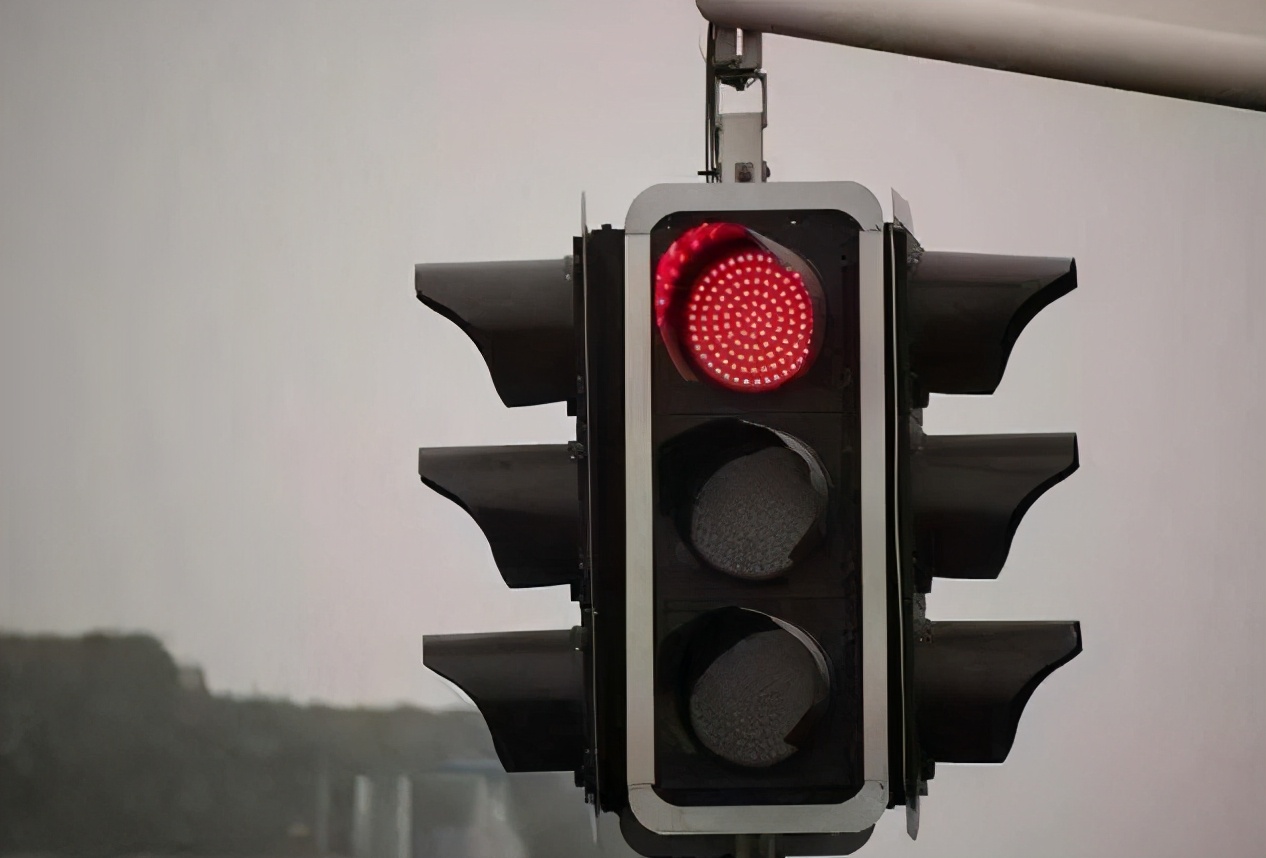 红绿灯坏了过路口扣分吗,遇到路口红绿灯坏了该怎么走呢