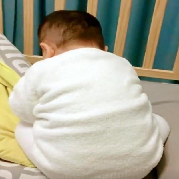 8个月儿子安静缩在角落，宝妈凑近一看被逗笑，网友：同款宝宝