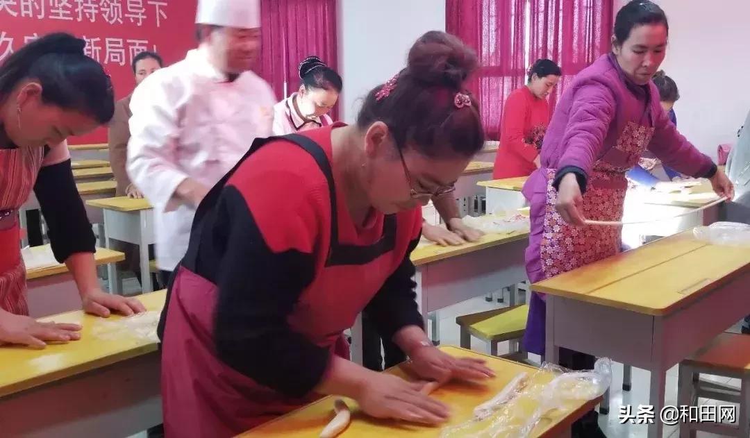 和田有个用火车车厢开的餐厅！火车头餐饮文化广场！生意火爆...