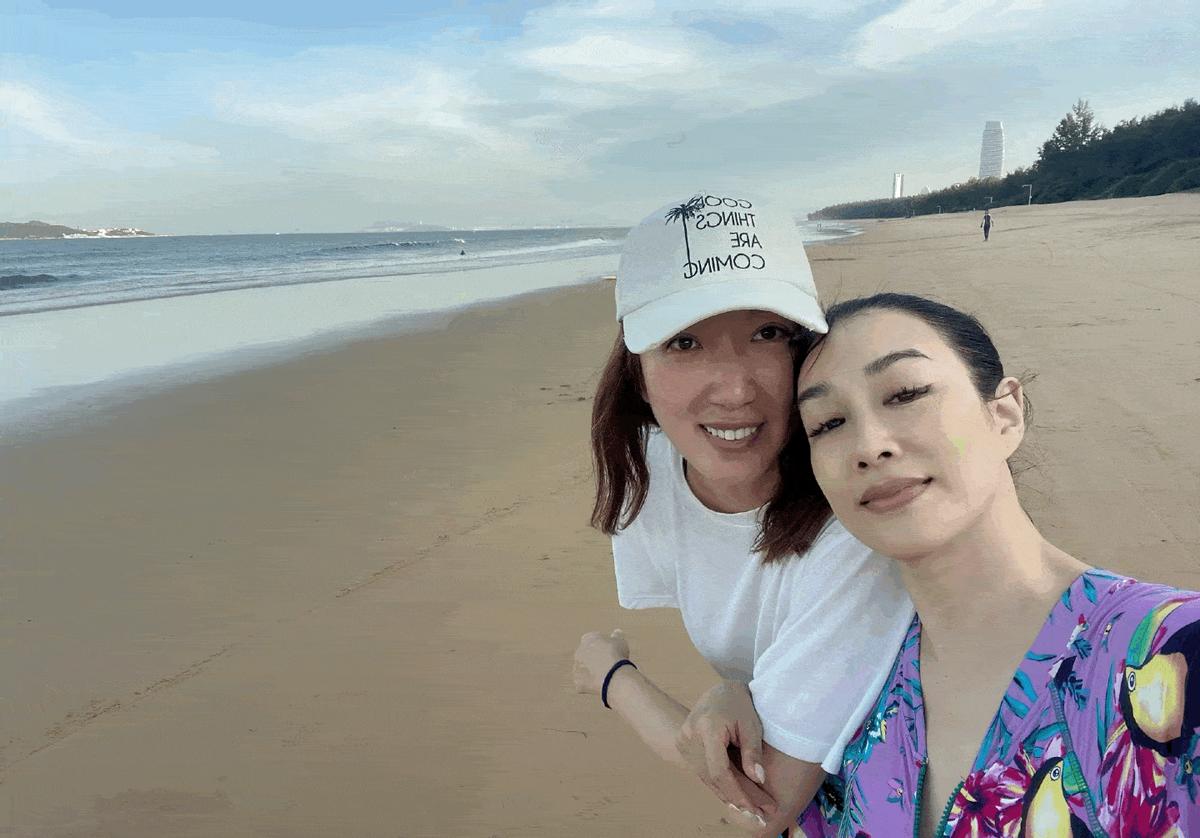 钟丽缇现场秀魔鬼身材,钟丽缇一家海上冲浪