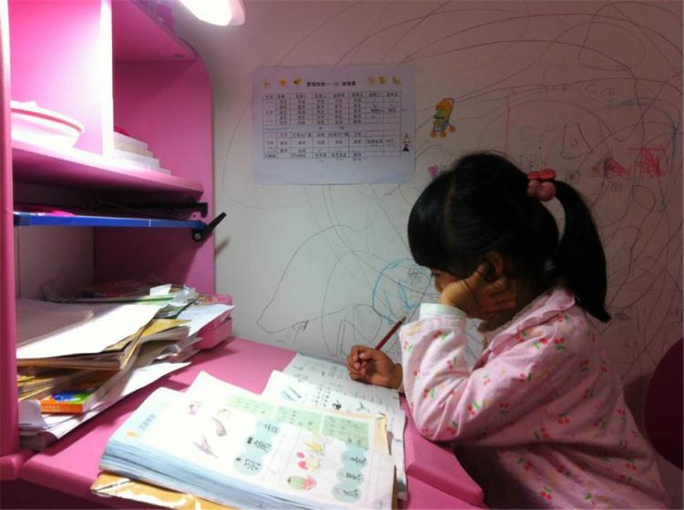 学习压力太大,13岁“学霸”女孩头发*光脱**:孩子的压力如何排解?