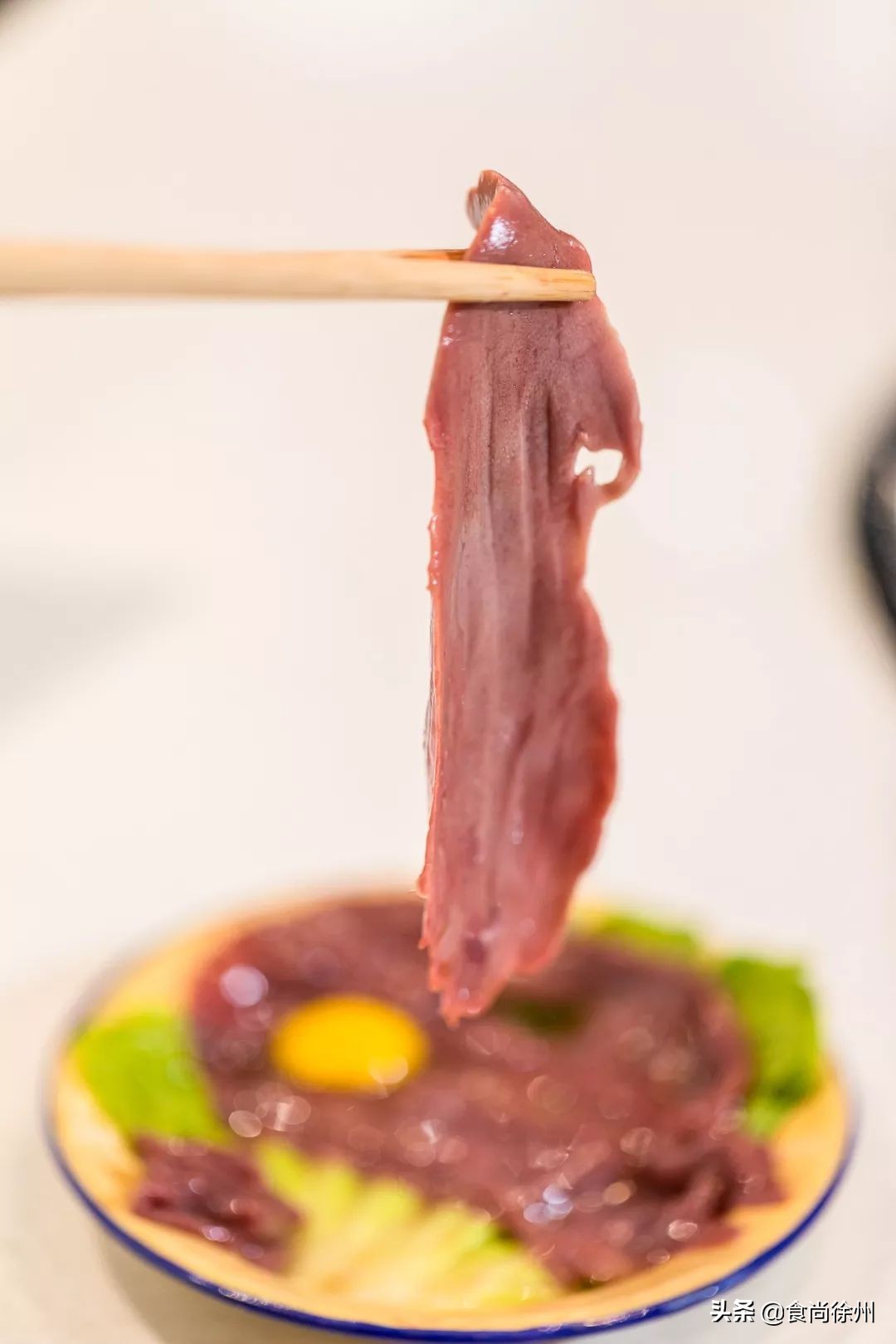 徐州闹市一角，还原了80年代的市井范儿！笸箩上菜，98元吃17样！