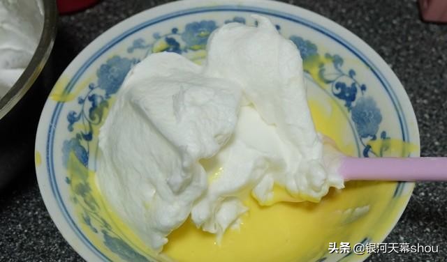 如何做蛋糕简易版无需烤箱电饭煲,电饭煲怎么做蛋糕不用牛奶蛋糕粉