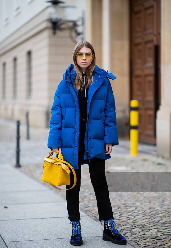 寒冷冬天穿羽绒服如何搭配才好看 (冬天的羽绒服怎么穿才好看)