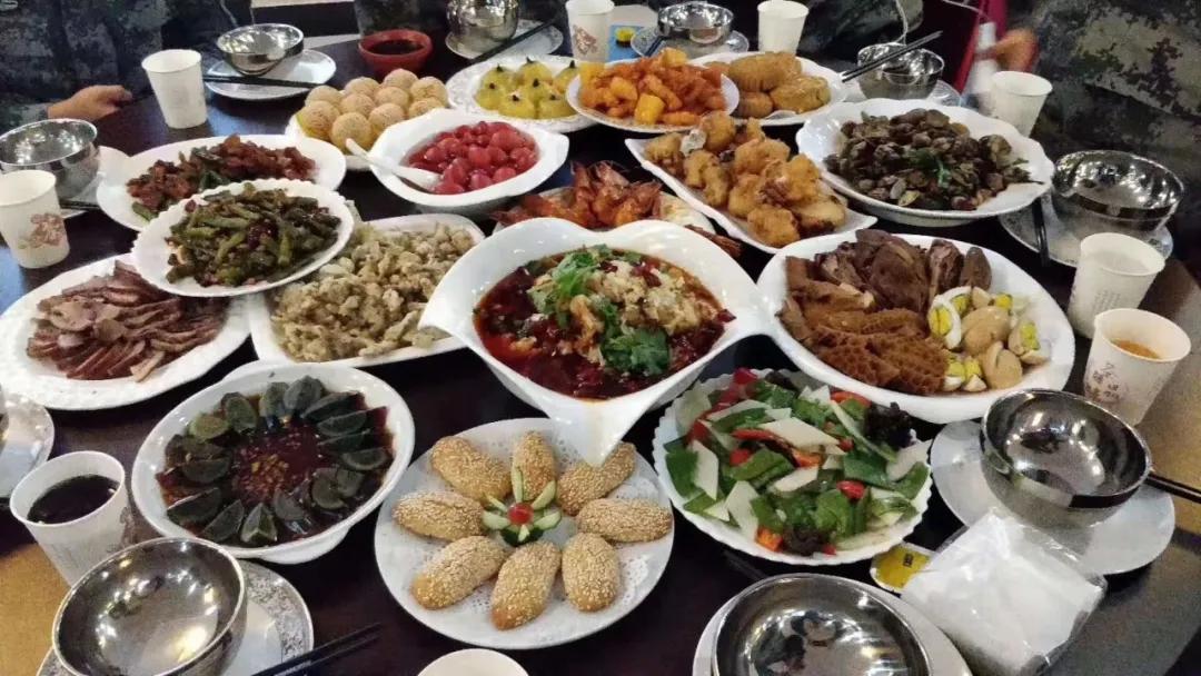 部队伙食真实是怎么样的,现在部队的伙食怎么样