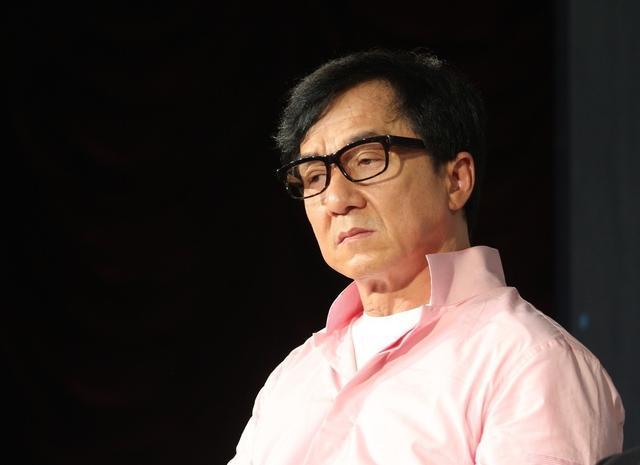 成龙何以如此爱国？成龙的家国情怀，为什么如此至诚至真？