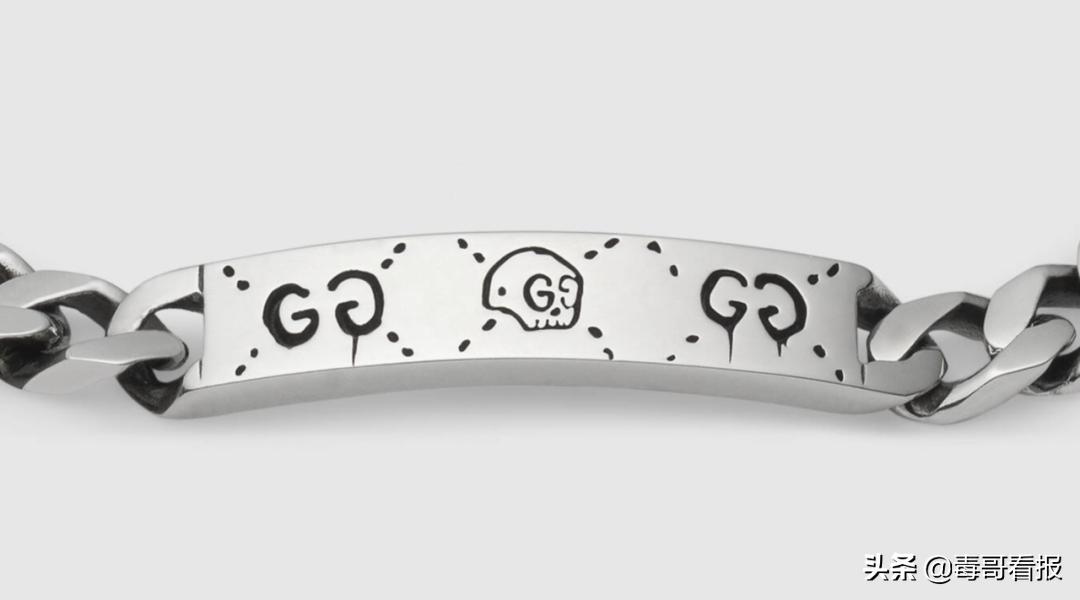 简约的首饰往往是穿搭的必杀技,首饰穿搭