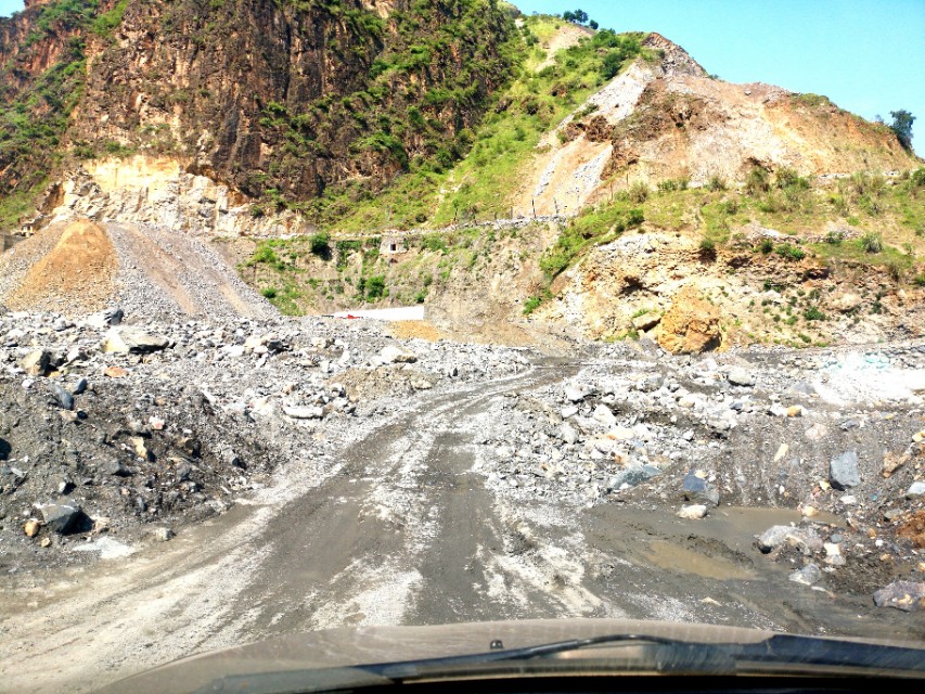 尴尬了！自驾游途中车牌不见了怎么办？这样做保证不扣分！