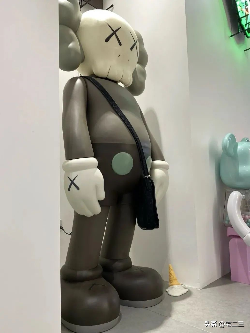 从KAWS、村上隆到草间弥生,为什么潮玩艺术也进军家居界了?