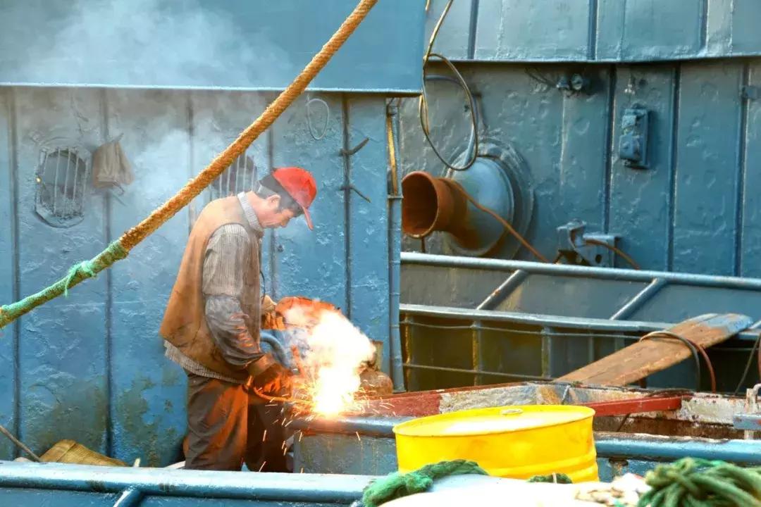 开海在即，威海渔民忙着修船补网，整装待发