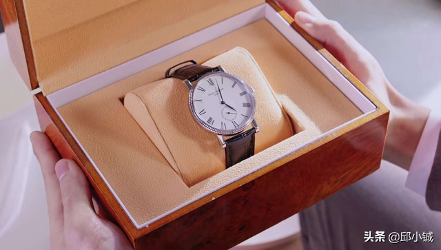 尴尬了!张馨予竟然送给男友一块假的“百达翡丽”