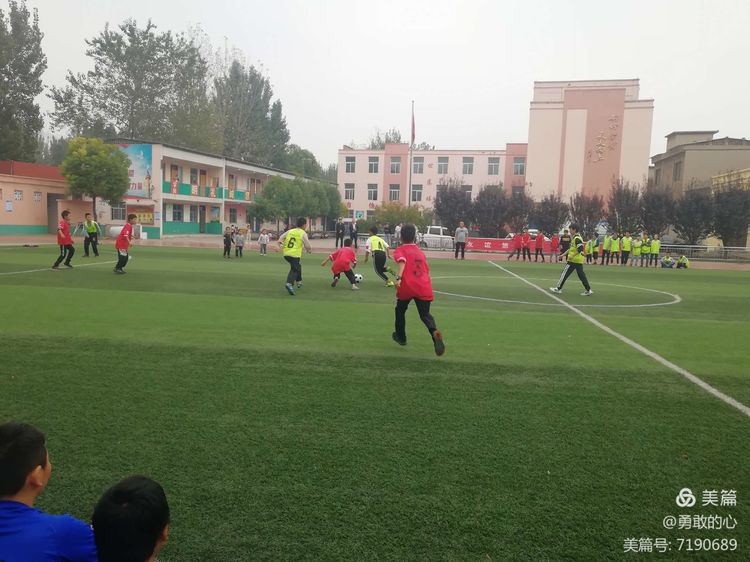 渑池县洪阳小将亮风彩，足球联赛展英姿