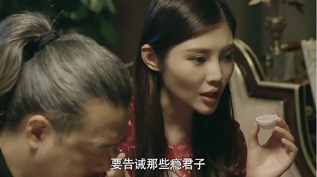 徐冬冬穿印花吊带裙全部照片,徐冬冬港风电影剧照