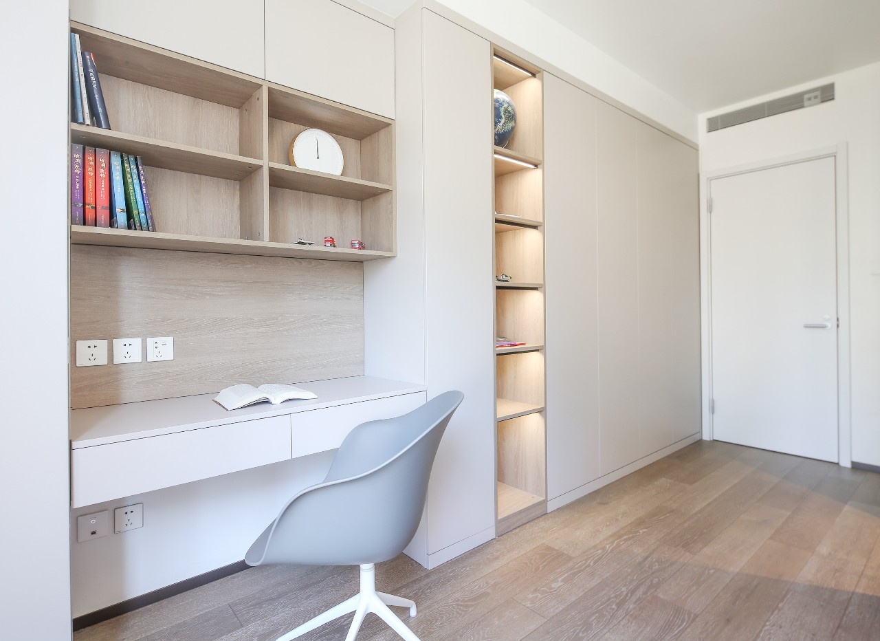 客厅阳台一体办公桌,主卧衣帽间加办公桌