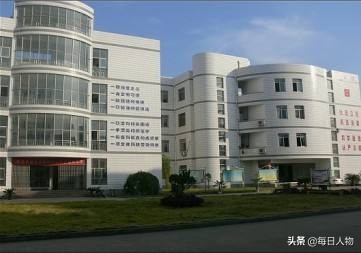 高中生校门口刺伤保安警方通报,警方谈学生被刺伤致死