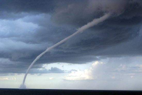 龙吸水的原理是利用大气压吗,现龙吸水奇观水柱窜云霄