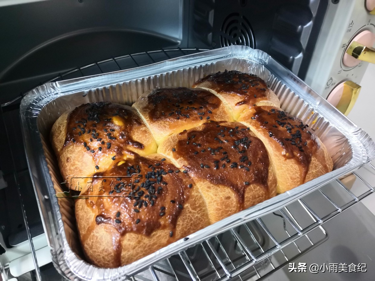 自己在家做烤面包超级简单,烤面包的过程真的很治愈