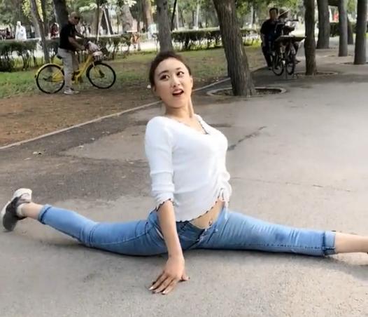 爆笑gif妹子你都拖大家的后腿了,搞笑gif妹子绝对是一位运动健将