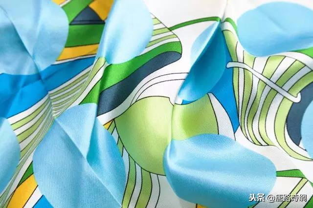 羊绒围巾这样戴简单又时尚,丝绸面料的围巾的系法