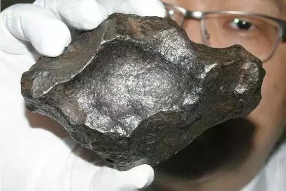 怎么判断一块石头是不是陨石,一块石头有黑斑处有磁性是陨石吗