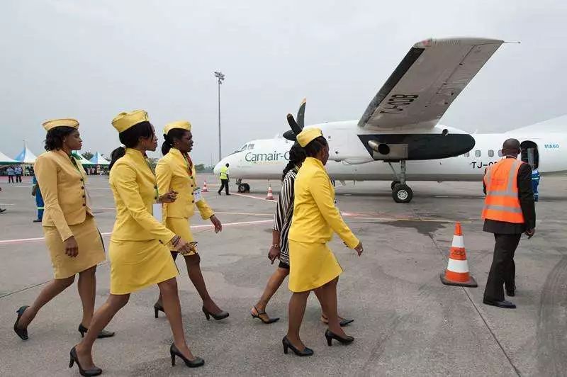 腐败非洲：啥劫匪……黑叔叔居然被一瓶可口可乐就给收买了。