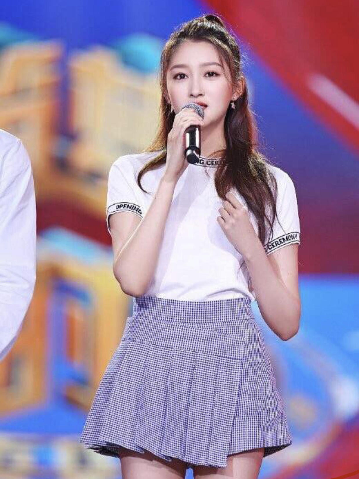 何洁终于减肥了图片,何洁化妆瘦了穿一身黑裙