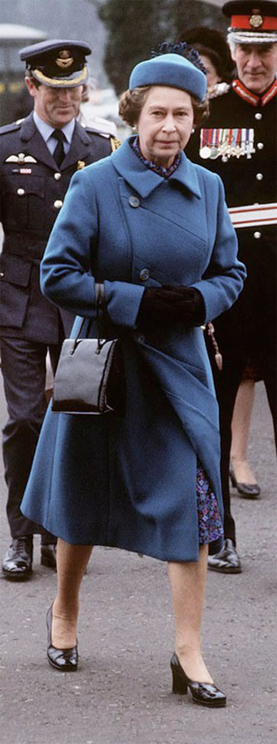 英国女王穿鞋子不磨脚,英女王喜欢穿二脚鞋