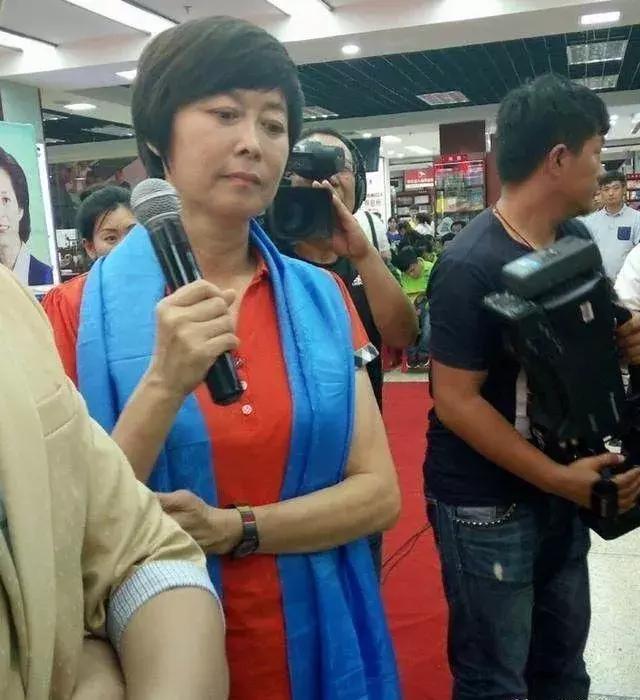 央视主持人敬一丹结过几次婚,敬一丹26岁嫁亿万富翁现如今怎样