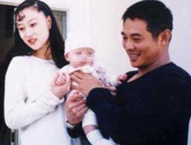 21年前，李连杰抛下原配娶港姐利智，媒体：情义千斤不敌胸部四两