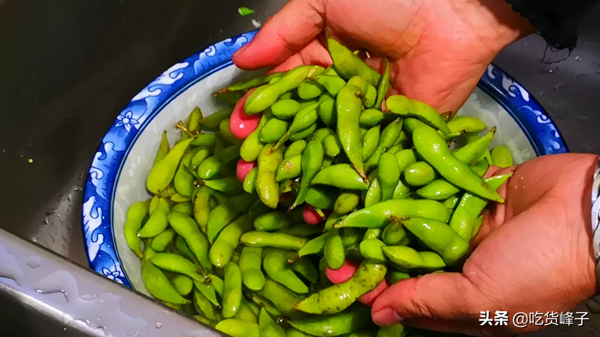 煮毛豆，最忌直接下锅煮，牢记3点，毛豆翠绿不发黄，好吃更入味