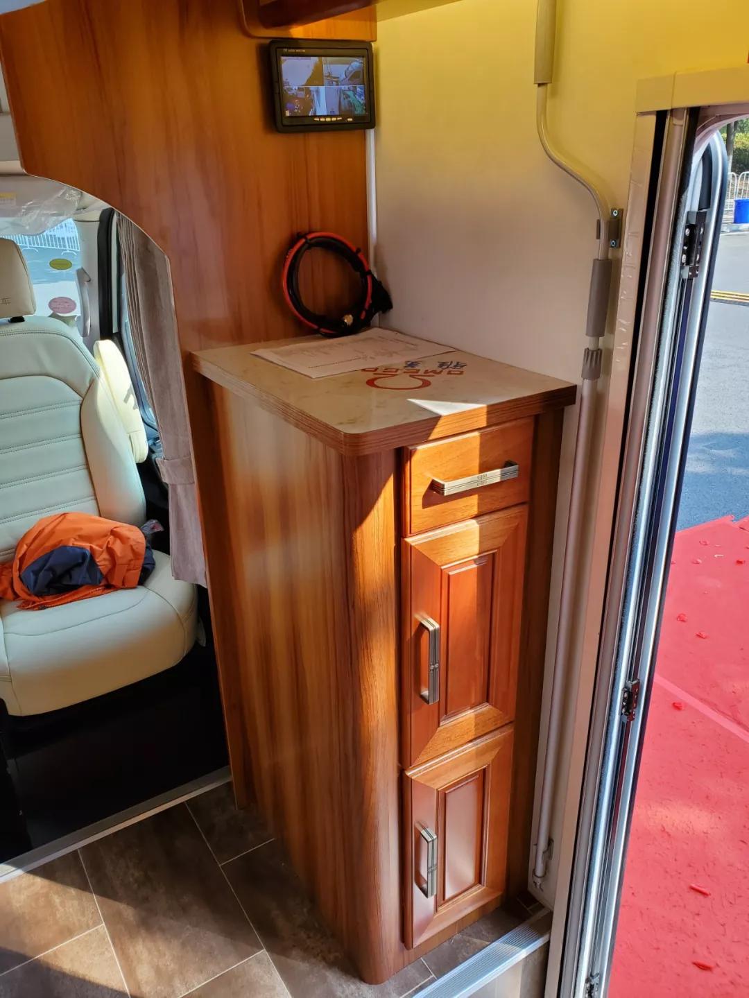 骏驰依维柯c型纵置床房车,依维柯c型房车横向子母床