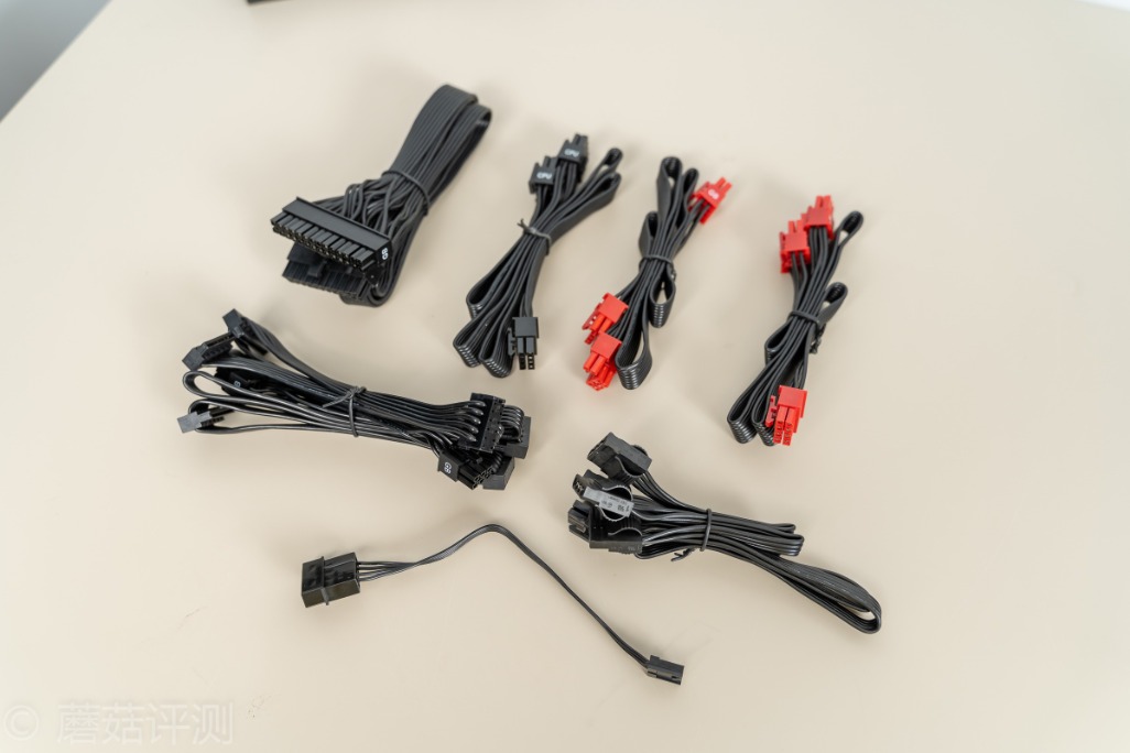 ttgt550金牌全模组电源,tt半模组电源550w