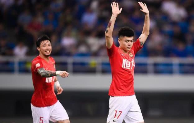 不愧恒大队魂！郑智再现核心本色：中超3次一对一锁住世界强援