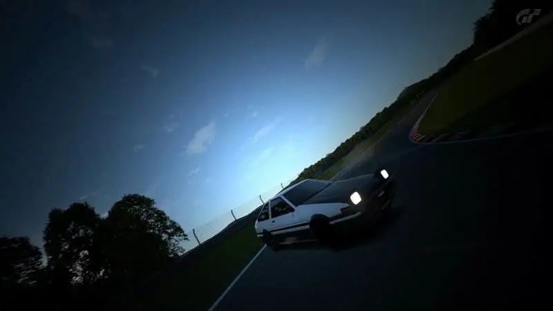藤原拓海的ae86到底是什么车,藤原拓海ae86与夏树见面场景