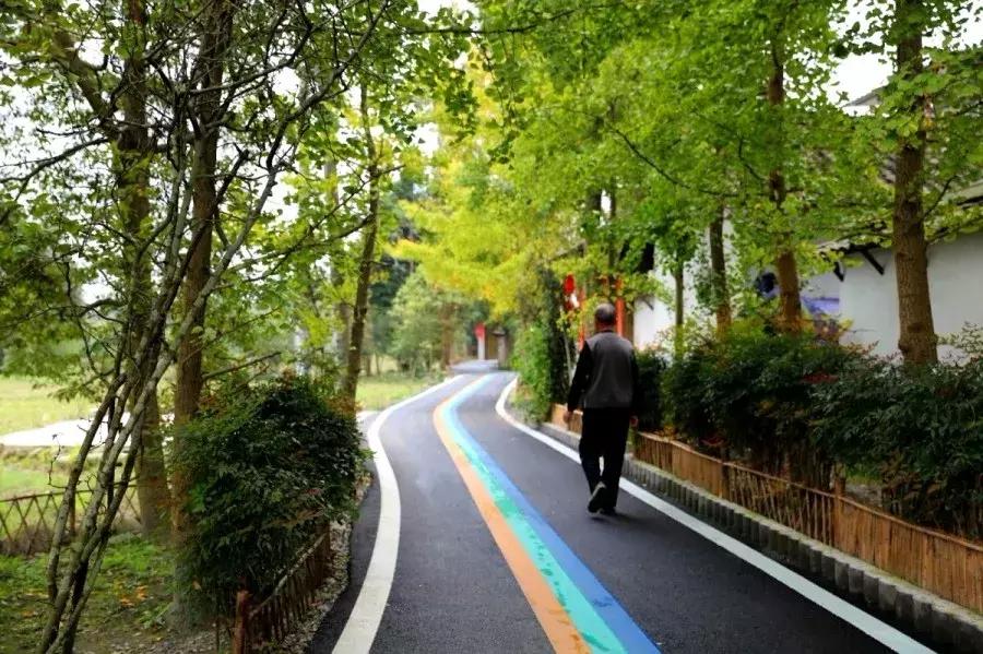 听我的，国庆这样玩！@24处都江堰好玩地，不止拜水问道、诗乡金秋，水灵妹带你解锁更多新耍法~