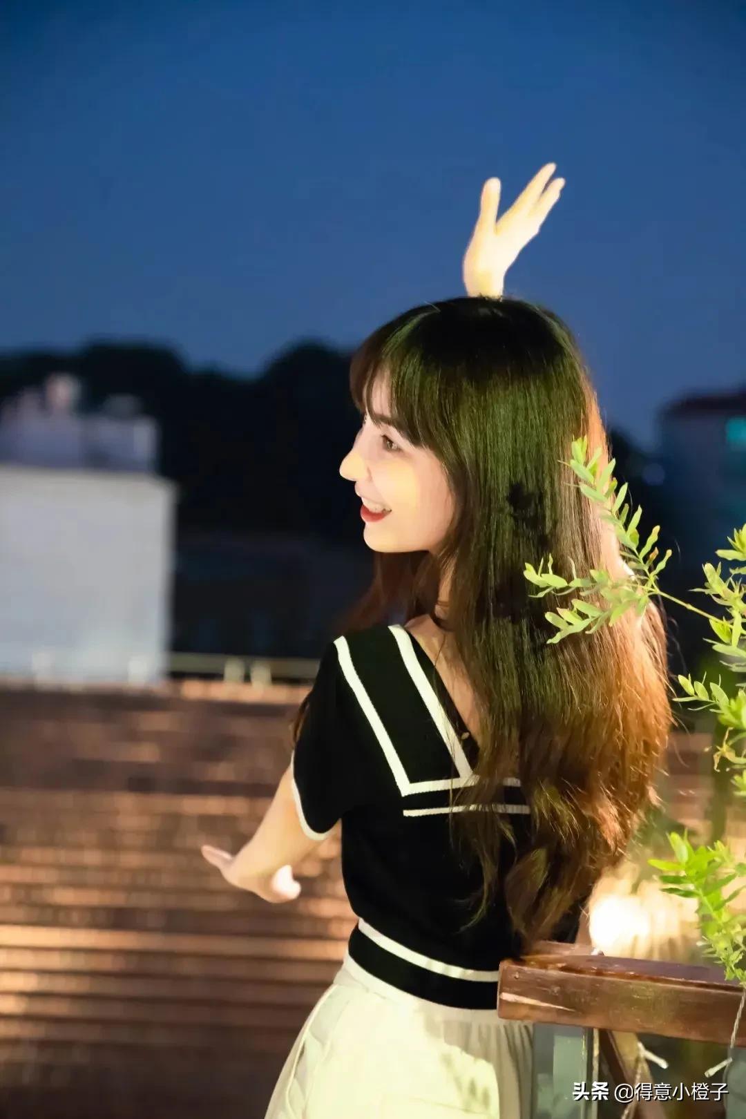 楼顶喝酒看日出,楼顶喝酒夜景视频实拍