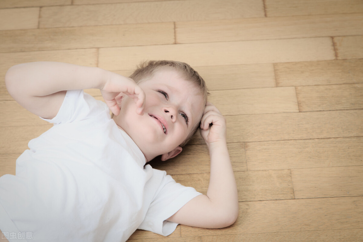 孩子因吃的闹不开心,孩子哭闹要吃零食怎么办