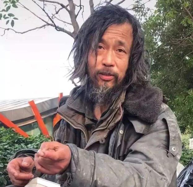 现在被垃圾分类折磨的人们，还记得曾被你们吐槽的流浪法师吗？